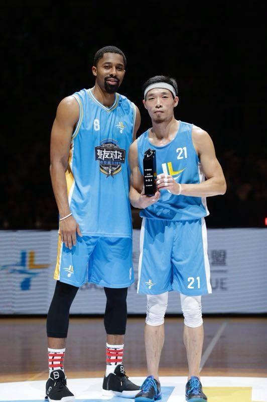 明星赛林书豪,从NBA边缘到亚洲之光，传奇球星的不屈之路”